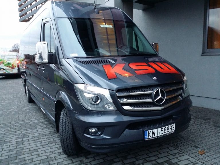Szukamy solidnego parkingu przy lotnisku w Modlinie