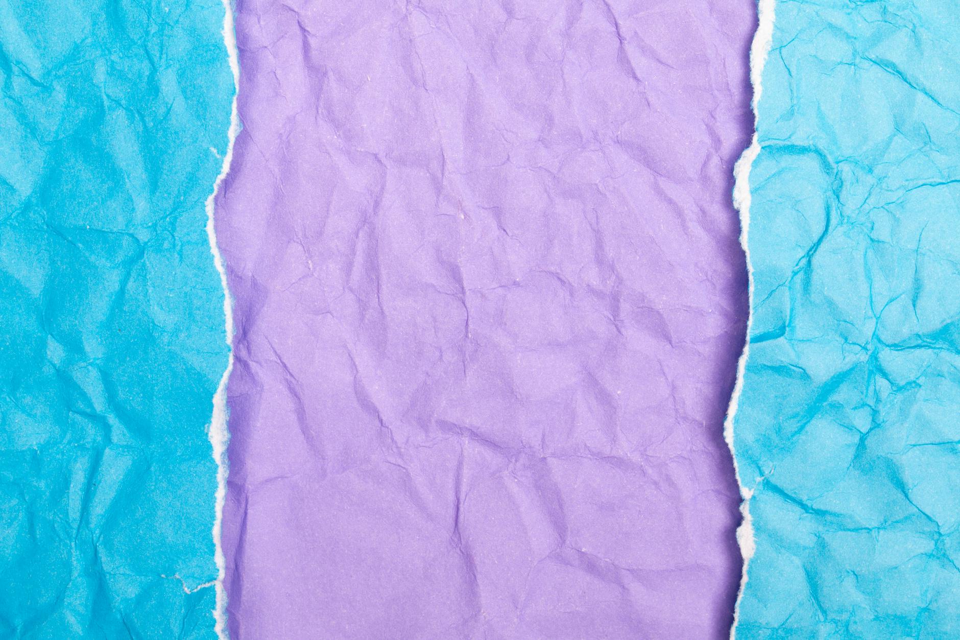 Nierówno porwany niebieski i fioletowy papier o intensywnych kolorach