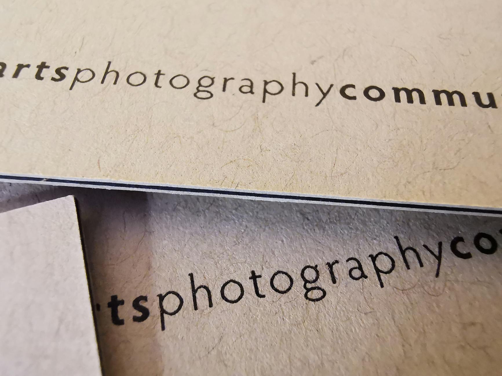 Zbliżenie tekstu na wizytówce wydrukowanej na półprzezroczystym papierze