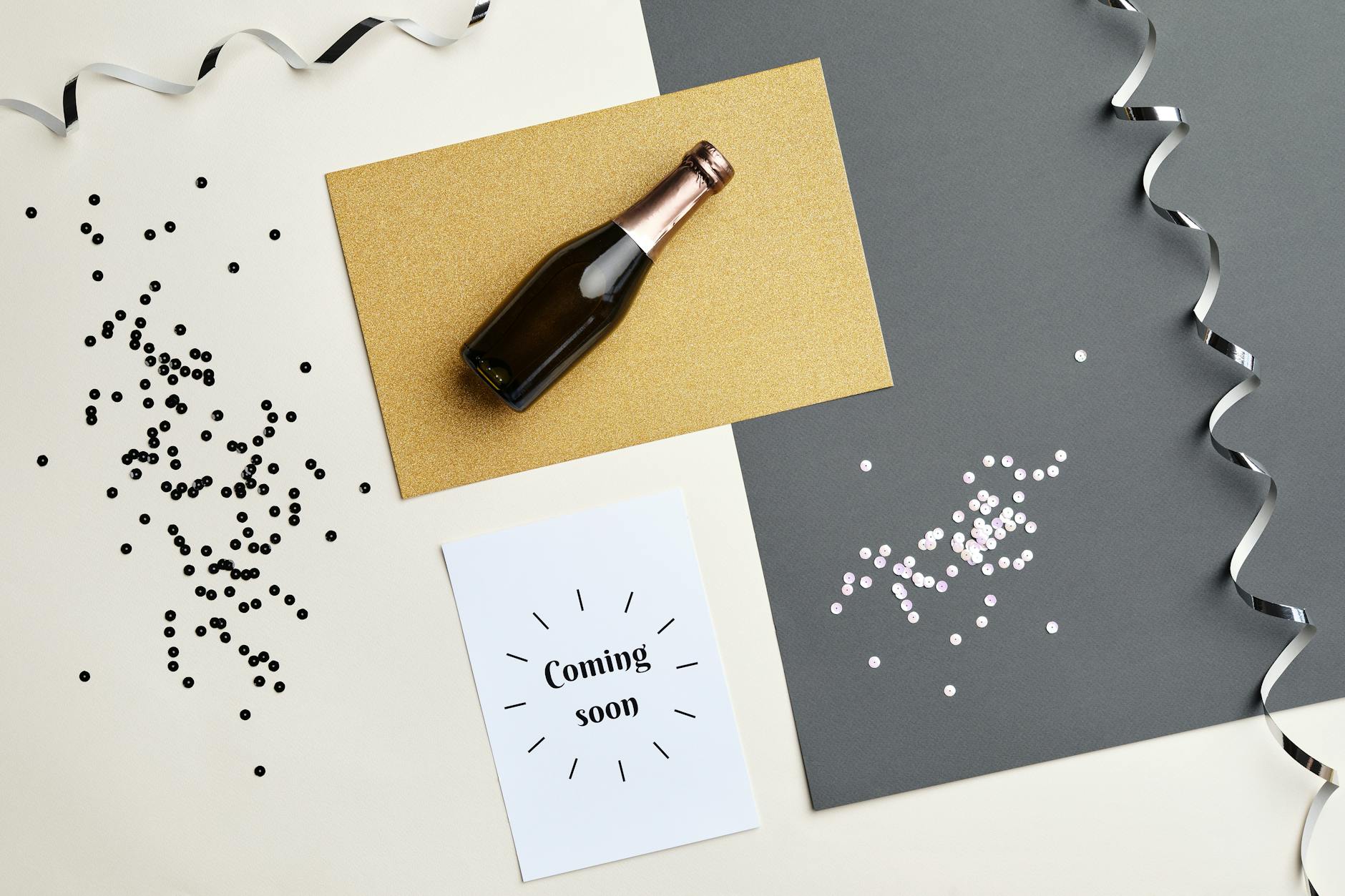 Butelka szampana i świąteczne dekoracje w kontekście firmowego eventu