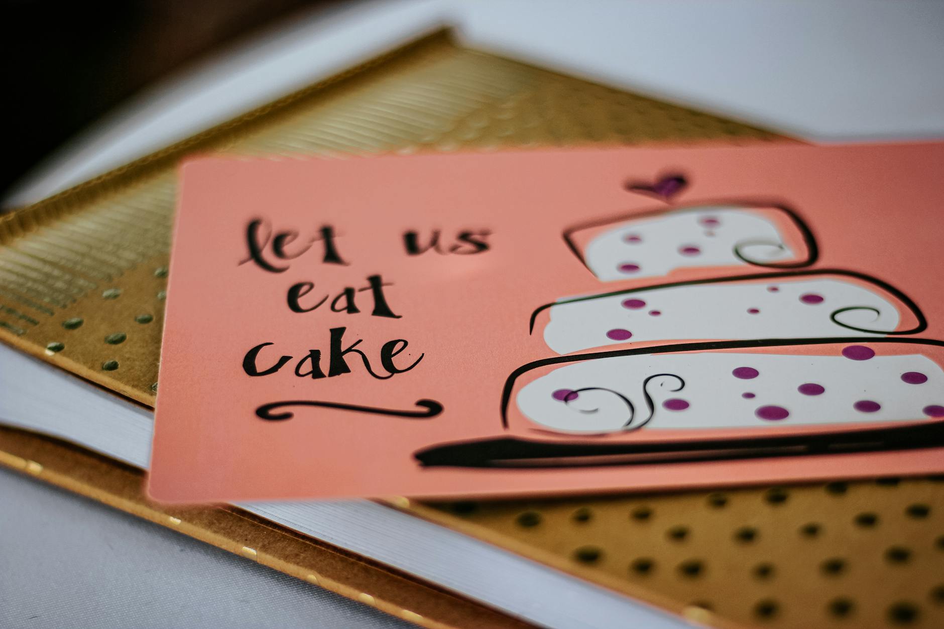 Kolorowa kartka urodzinowa z tortem i napisem let us eat cake