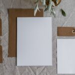 Jak dobrać kolor fontu do faktury papieru? Czytelność na papierze kraft, czerpanym i perłowym