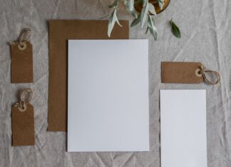 Jak dobrać kolor fontu do faktury papieru? Czytelność na papierze kraft, czerpanym i perłowym Jak dobrać kolor fontu do faktury papieru? Czytelność na papierze kraft, czerpanym i perłowym